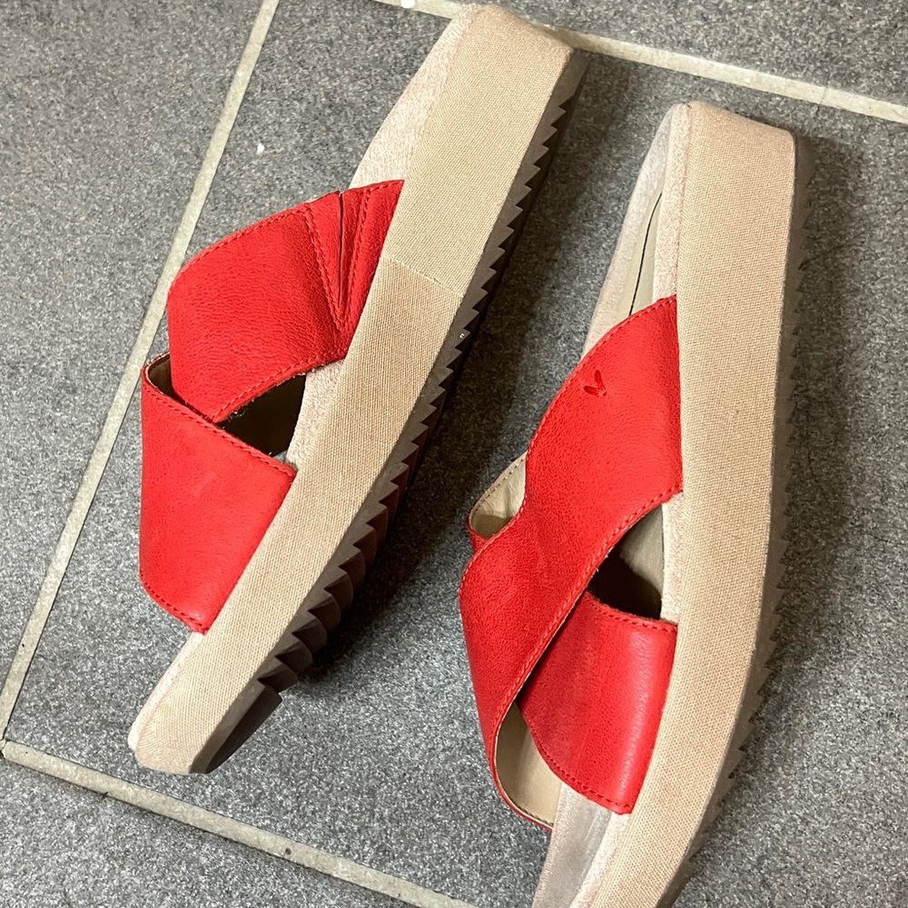Vionic women’s Hayden Sandals Red Leather Straps 1.5" Heel Slip-on Sz 8.5 - Picture 4 of 6